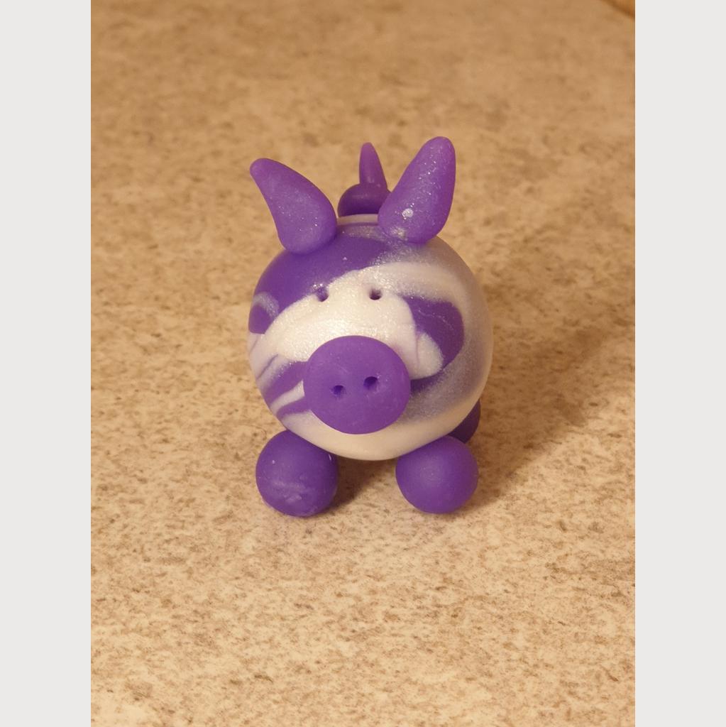 Glücksschweinchen aus Fimo lila/weiß