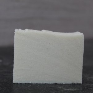 Naturseife Salzseife Weißer Marmor mit Duftnote Kiefernnadel. Peelingseife