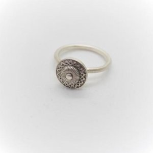 Aufgeknöpft Ring klein