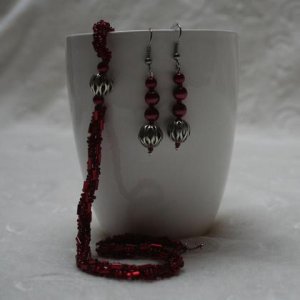 Schmuckset aus roten Stabperlen handgefädelt