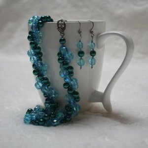 Schmuckset aus grünen Wachsperlen und türkisen Glasperlen handgefädelt