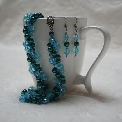 Schmuckset aus grünen Wachsperlen und türkisen Glasperlen handgefädelt
