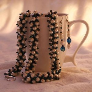 Schmuckset aus weißen Wachsperlen handgefädelt