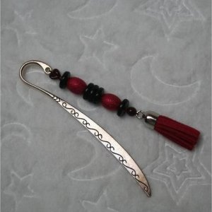 Lesezeichen handgefädelt in rot und schwarz