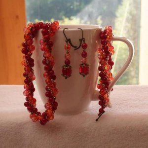 Schmuckset aus roten Wachsperlen und orangen Crackleperlen