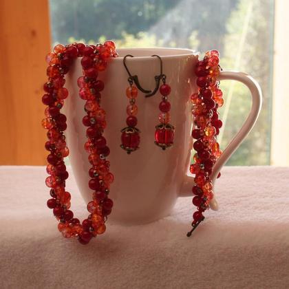 Schmuckset aus roten Wachsperlen und orangen Crackleperlen