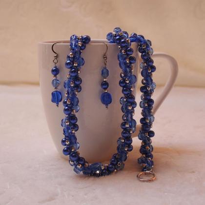 Schmuckset aus blauen Wachspereln und Kristallen in türkischer Häkeltechnik