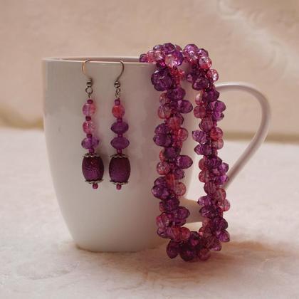 Schmuckset handgefertigt aus rosa Crackleperlen und violetten Kristallen