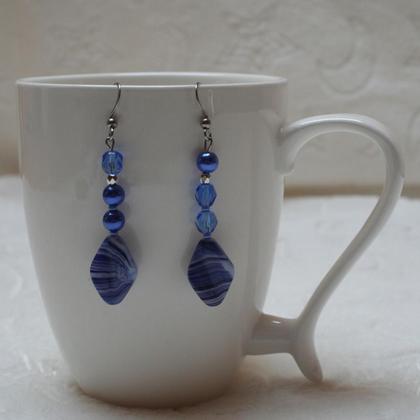 Ohrringe handgefädelt aus blauen Glasperlen