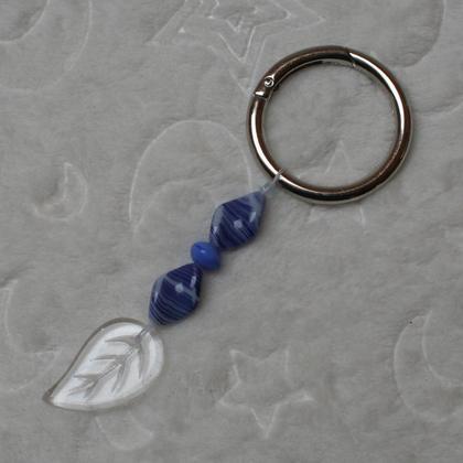 Schlüsselanhänger aus blauen Glasperlen