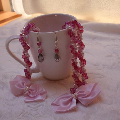 Schmuckset handgefädelt aus weißen Wachsperlen und rosa Cracleperlen