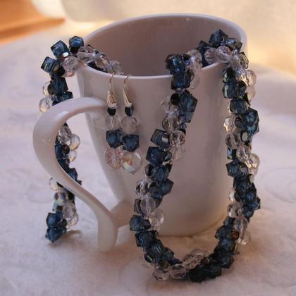 Schmuckset handgefädelt aus blauen Würfeln und glasklaren Glasperlen