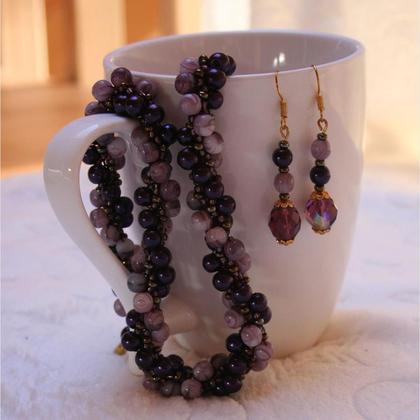 Schmuckset handgefädelt aus violetten und fliederfarbenen Wachspereln