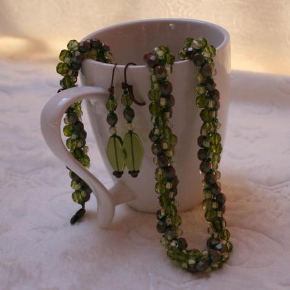 Schmuckset handgefädelt aus grünen Glasperlen und grünmetallischen Kristallen