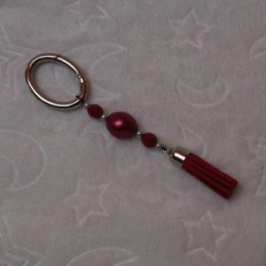 Schlüsselring handgefertigt mit roter Wachsperle und roter Quaste