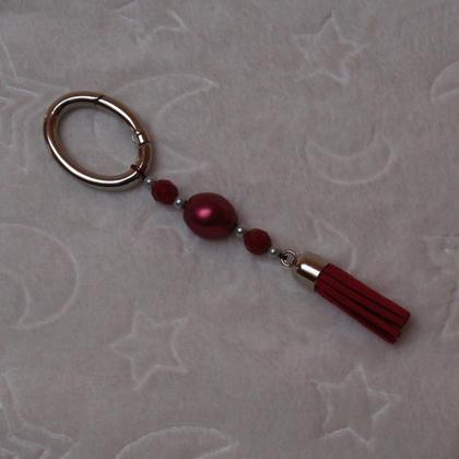 Schlüsselring handgefertigt mit roter Wachsperle und roter Quaste