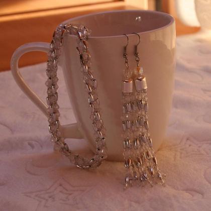 Schmuckset handgefertigt aus silbernen Reisperlen und weißen Kristallen