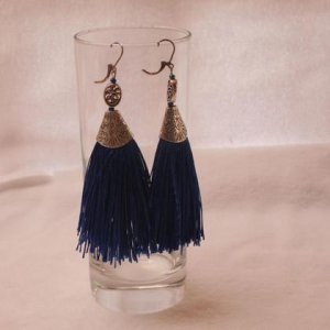 Quastenohrring aus Seidenfäden