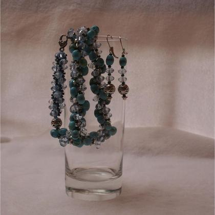 Schmuckset handgefertigt aus türkisen Glasperlen und himmelblauen Kristallen
