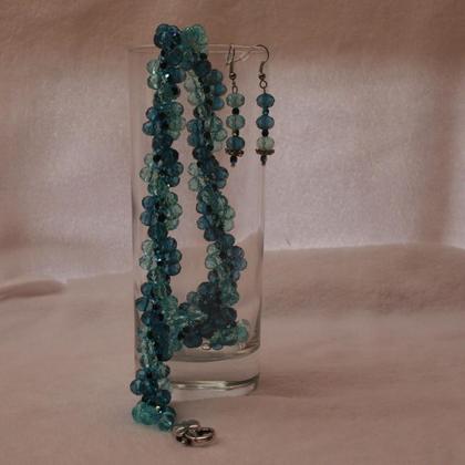 Schmuckset handgefertigt aus rauchblauen und türkisen Kristallen