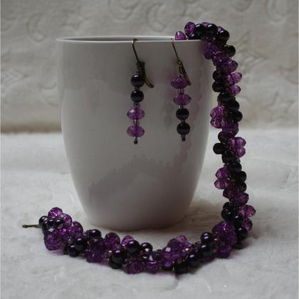 Schmuckset aus lila Wachsperlen und violetten Kiristallen