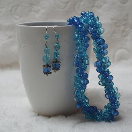 Schmuckset aus blauen Kristallen und türkisen Glasherzen