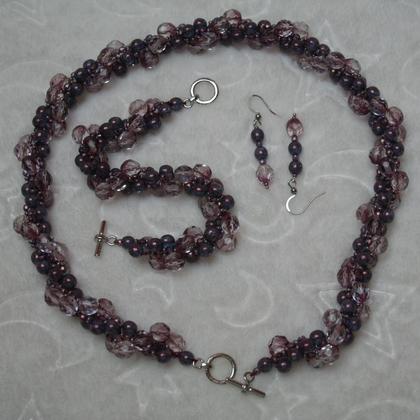 Schmuckset handgefädelt aus violetten Glaspereln und Kristallen