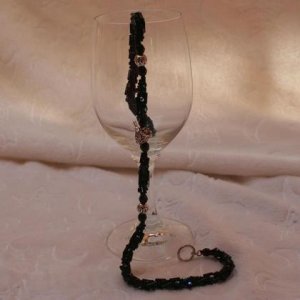 Halskette aus schwarzen Stabperlen mit Löwenkopf und Metallperlen