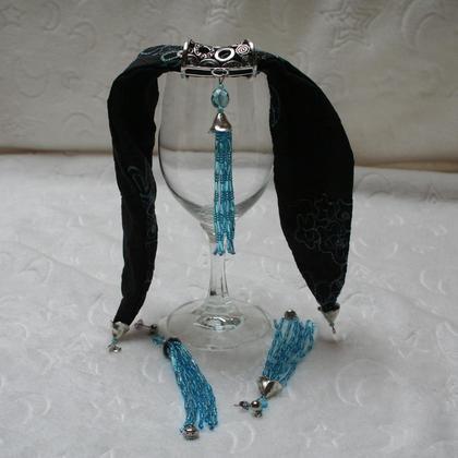 Collier mit Tuchring und Quastenohrringen in türkis
