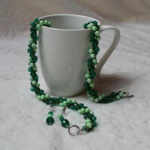 Schmuckset handgefädelt aus hellgrünen Perlen und grünen Glaskristallen