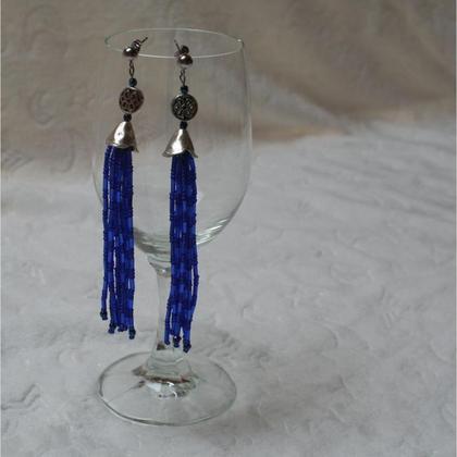 Quastenohrring aus blauen Perlenschnüren