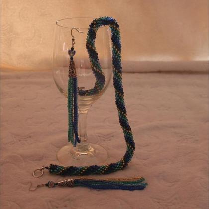 Schmuckset aus türkis-blau-goldenen Glasperlen