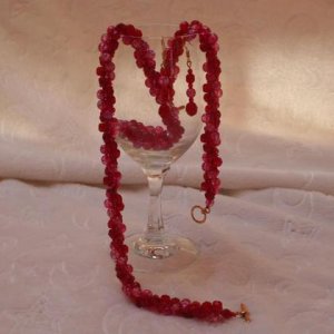 Schmuckset handgefädelt aus roten Kristallen und Cacrleperln