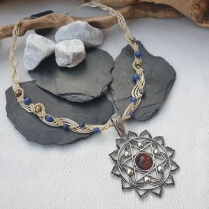 Lapislazuli Makramee Halskette ‚Lotus – Tigerauge