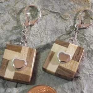Ohrringe aus Ahorn und Nussbaum mit silbernem Herz