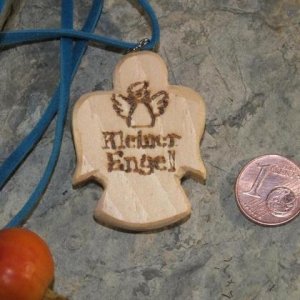 Anhänger aus Zirbe „Kleiner Engel“