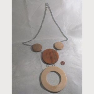 Halskette mit Anhänger aus 3 Holzarten