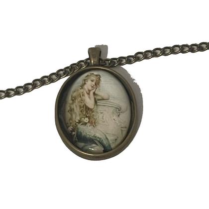 Kette - Nixe an Mauer