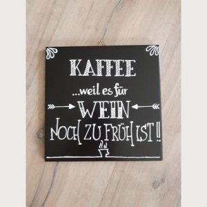 Spruchfliese schwarz „Kaffee, weil es für Wein…“